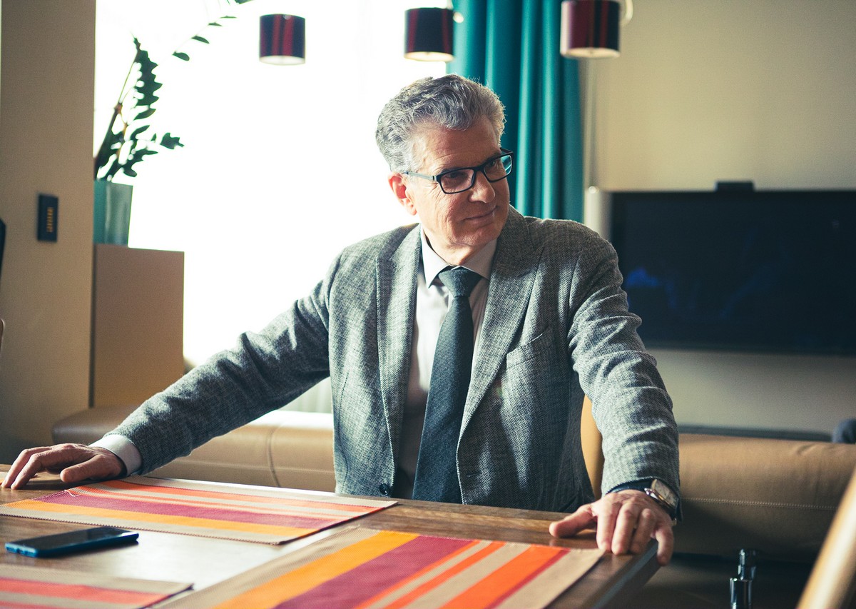 Старая школа и новые технологии: Первый канал начинает повторный показ детективной драмы «Серебряный волк»