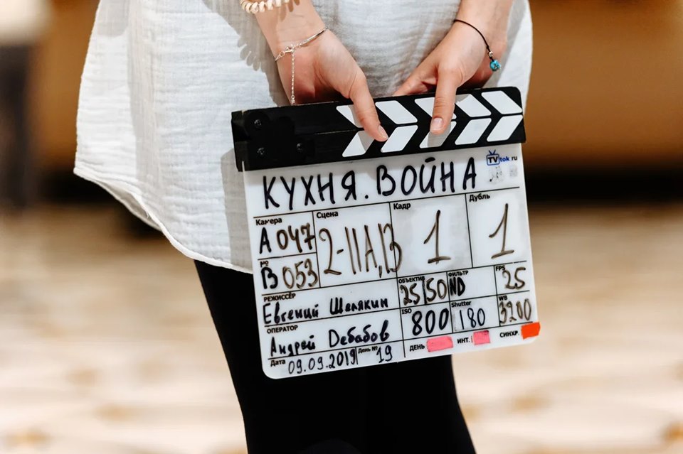 Канал СТС объявил дату премьеры в эфире ситкома «Кухня. Война за отель»