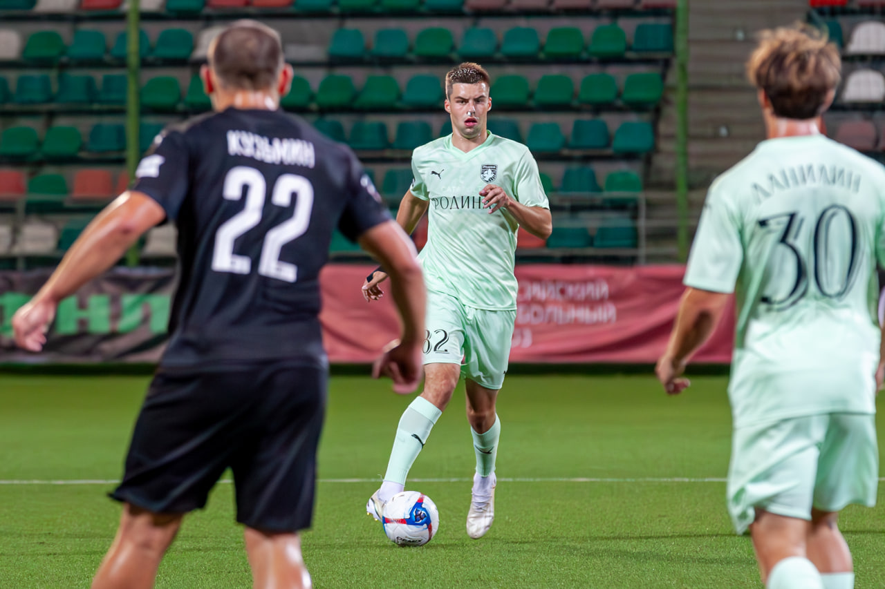 «Золотое» возвращение: воскресный футбольный матч «Родина-2» – «Торпедо-Миасс» во Второй лиге А на канале «Мяч»