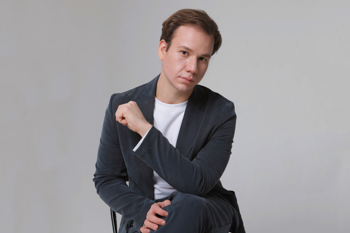 Актер Павел Комаров о работе в театре и съемках в сериале «Новые Жуки» на ТНТ, преобразовании и узнаваемости