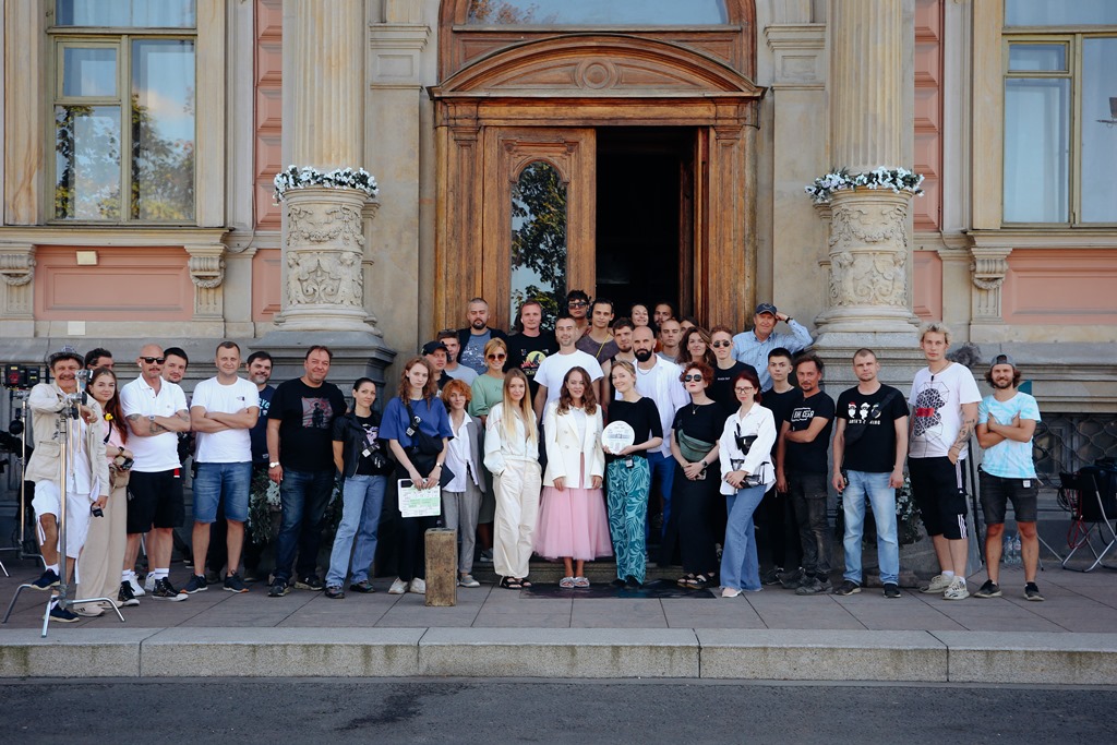 Расстроить свадьбу бывшего: начались съемки романтической комедии «Саша и Питер» с Аглаей Тарасовой и Антоном Филипенко