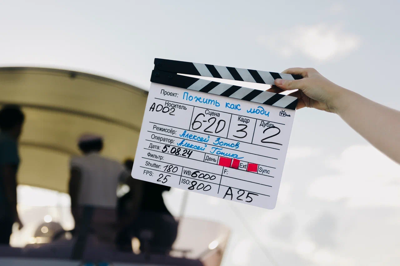 «Здравствуй, красивая жизнь»: ТНТ назвал дату премьеры у себя в эфире комедийного сериала «Пожить как люди» 