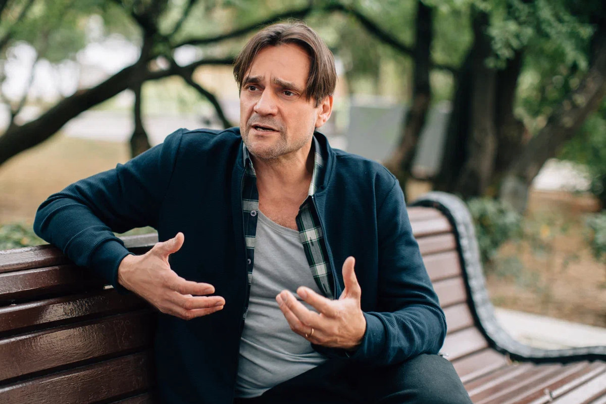 «Женщины открывают мужчинам мир»: Дмитрий Миллер – о новом проекте «Цветок граната» на «Dомашнем», Турции и счастье в браке