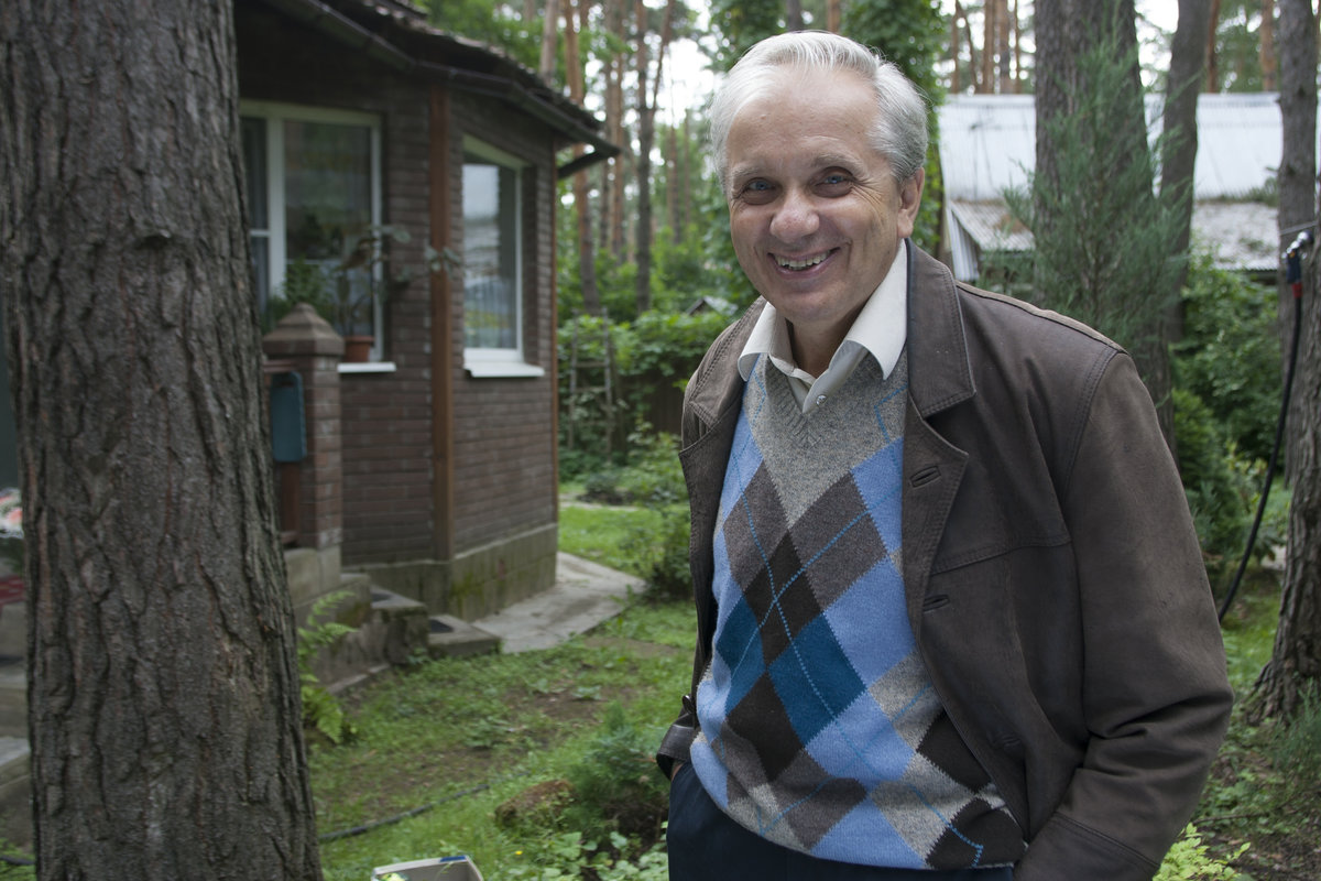 Стеснительный хулиган: Пятый канал покажет эксклюзивное интервью артиста Евгения Стеблова