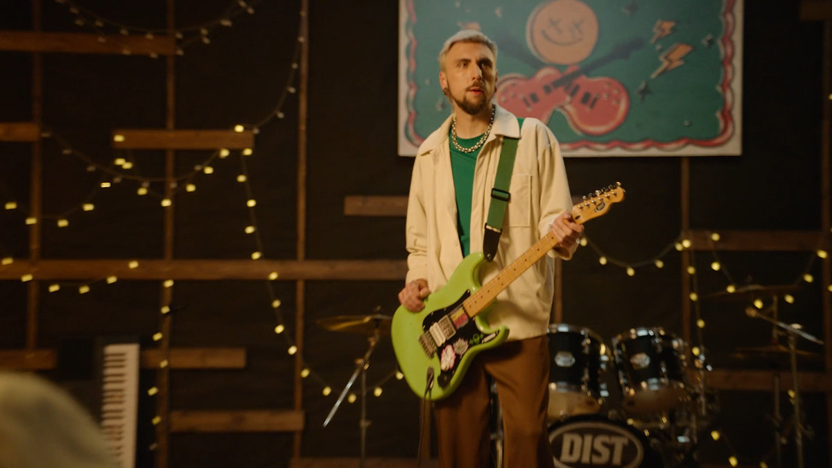 Как не перегореть на работе: на «ЧЕ!» выходит премьера скетч-шоу «Офисные фениксы» с Максом из «+100500»