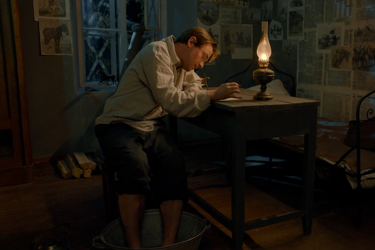 Горькая правда или надежда для людей: премьера драмы с Александром Петровым «Почтарь» состоялась в Сети