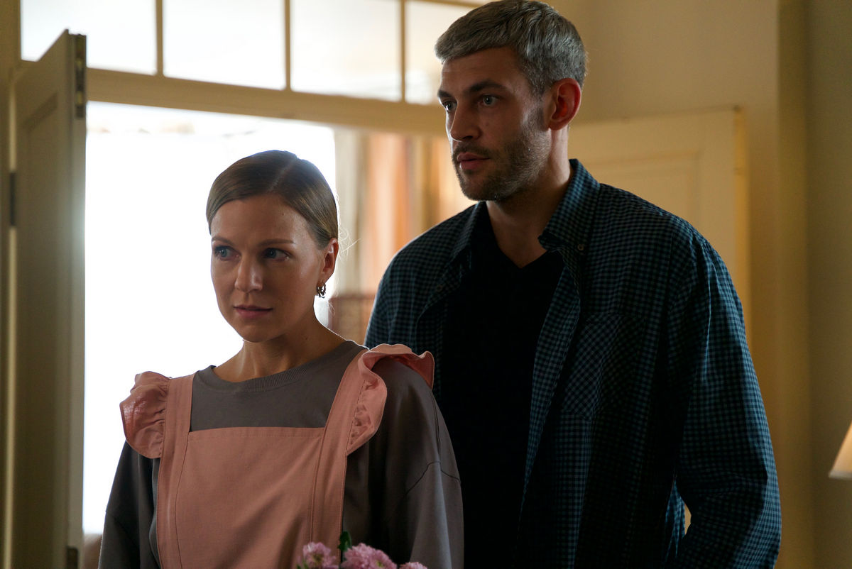 На телеканале «Россия 1» выходит новый сериал «Ложная тревога» с Даной Абызовой и Сергеем Перегудовым