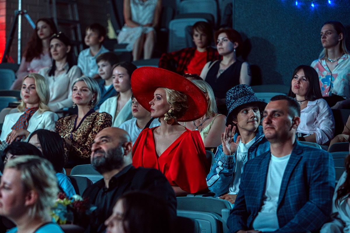 Актриса Анастасия Панина в интервью о премьере в кино, работе с Яном Цапником и съемках в Дагестане