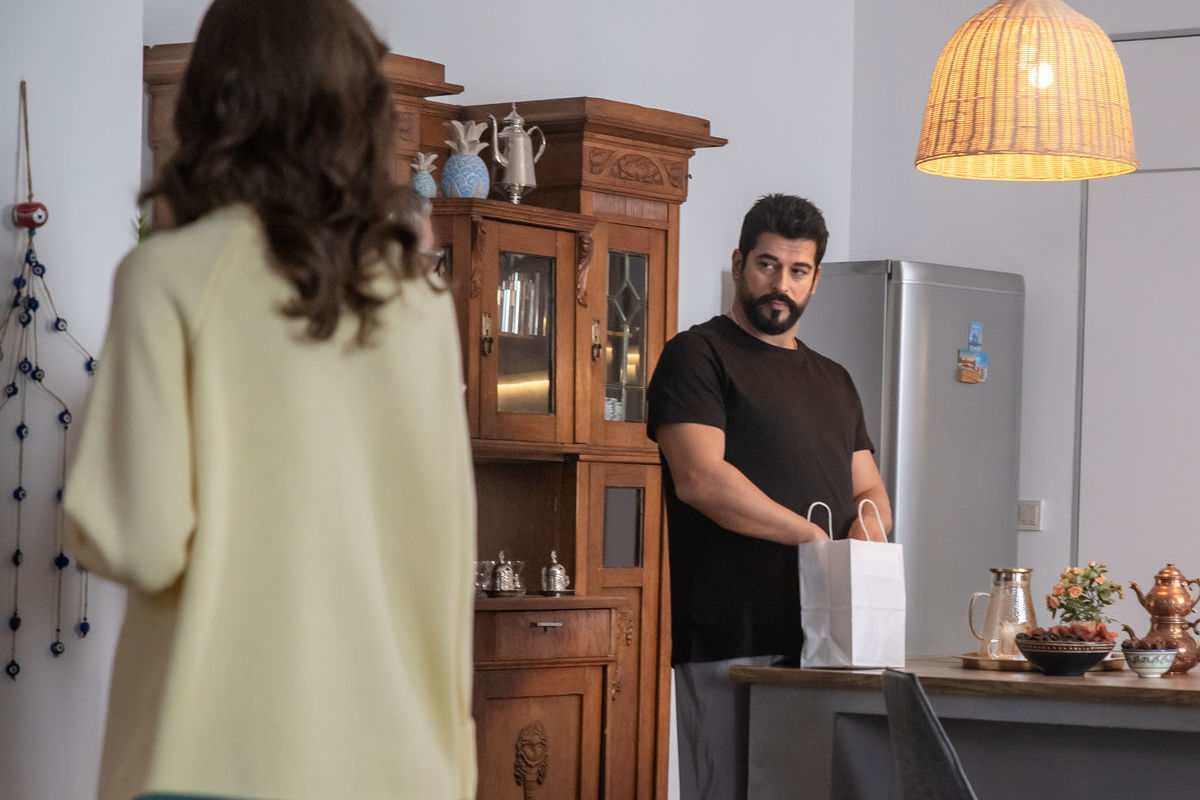 Бурак Озчивит сбивает Марину с толку: в Сети вышел новый эпизод романтического скетчкома «Я к тебе надолго»