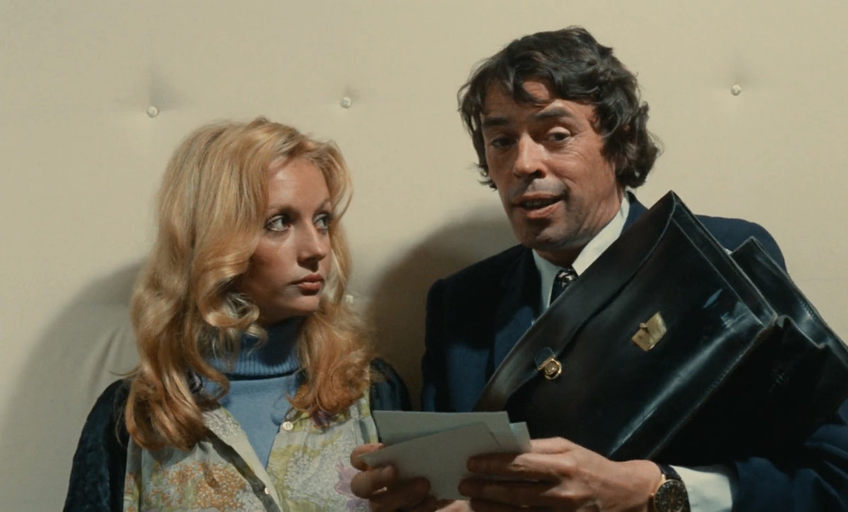 Комедия «Зануда» на канале «Комедийное» рассказывает, как в гостинице столкнулись профессиональный убийца и неудачник