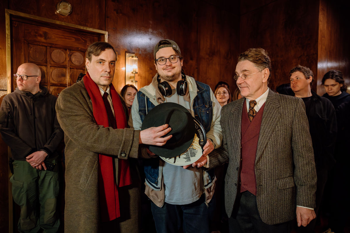 По повести Стругацких: в Москве снимают мистический детектив «Отель у погибшего альпиниста» со звездным кастом