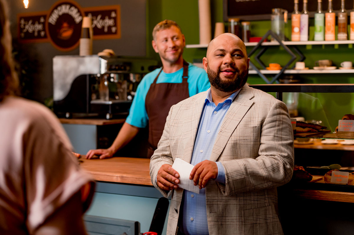 «В нашей семье все упертые»: актер Роман Постовалов о втором сезоне «Мама будет против», семейном быте и отношениях с тещей