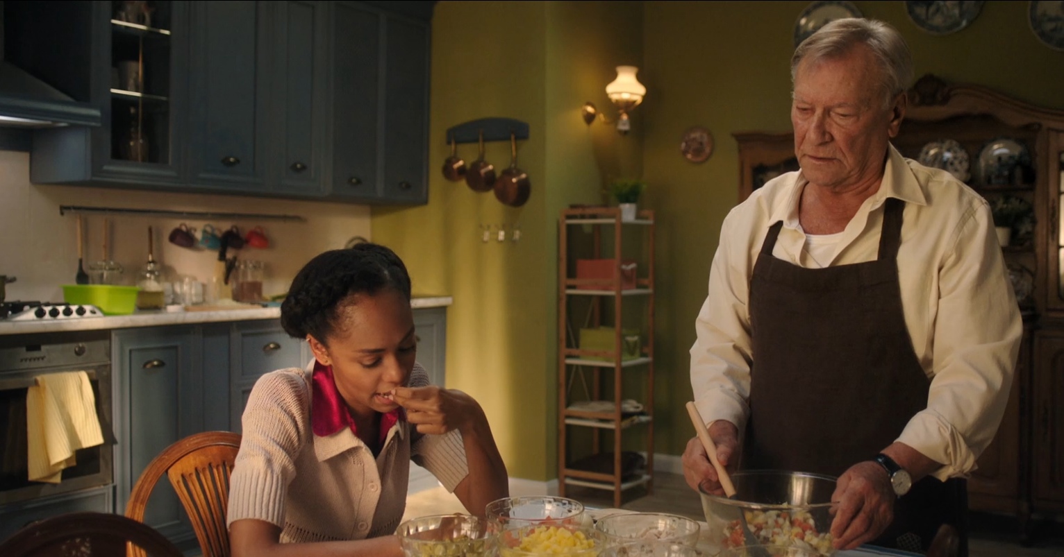 Семья комика и шикарная мулатка-невеста: комедия «Оливье» на канале «Душевное» рассказывает о спонтанном новогоднем семейном стендапе