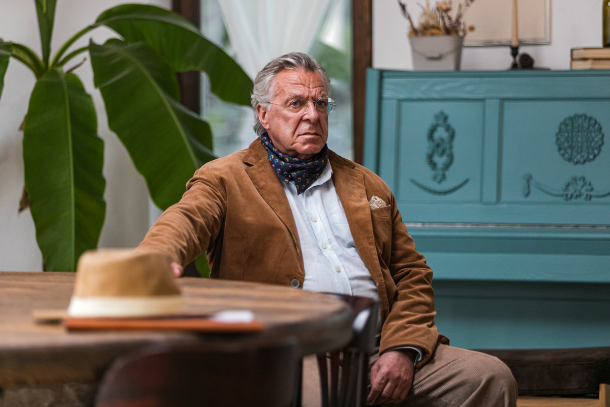 «Учусь у молодых уверенности в себе»: актер Андрей Ургант – о новом сериале «Виноделы», новом поколении актеров и красивых жестах