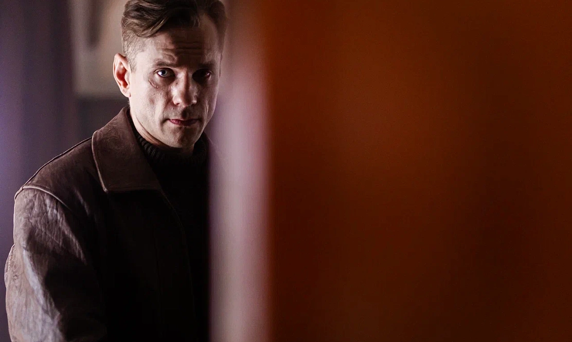 В Сети состоялась премьера второго сезона шпионского детектива «Художник» с Александром Горбатовым