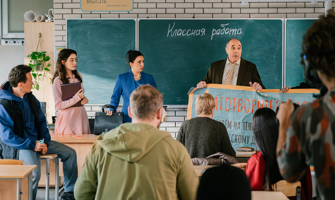 Стендаперы и «Уральские пельмени»: телеканал СТС объявил о старте в своем эфире ситкома «Вечерняя школа»