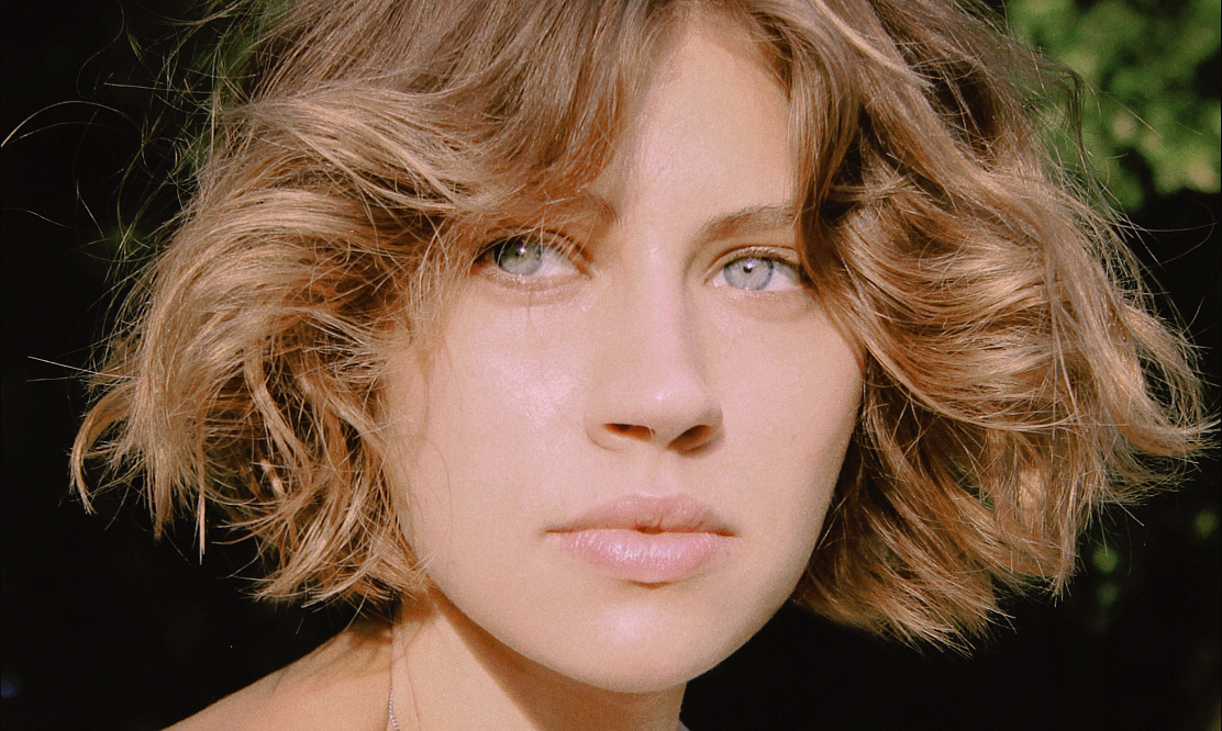 «Вот такой подросток»: актриса Юлия Ильина – о ИИ, эгоизме, себе и роли в сериале «Нейровася» на ТНТ