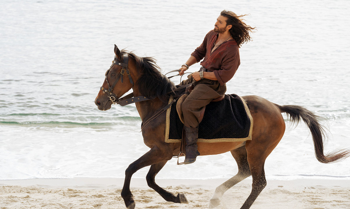 Со всем миром: в России покажут новый сериал с турецкой звездой Джаном Яманом «Сандокан: Принц пиратов»