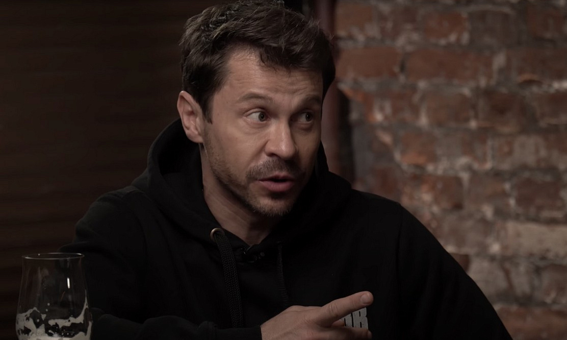 О наркотиках, свободных отношениях и дотошности в подготовке к ролям: Павел Деревянко дал интервью в проекте «вДудь»