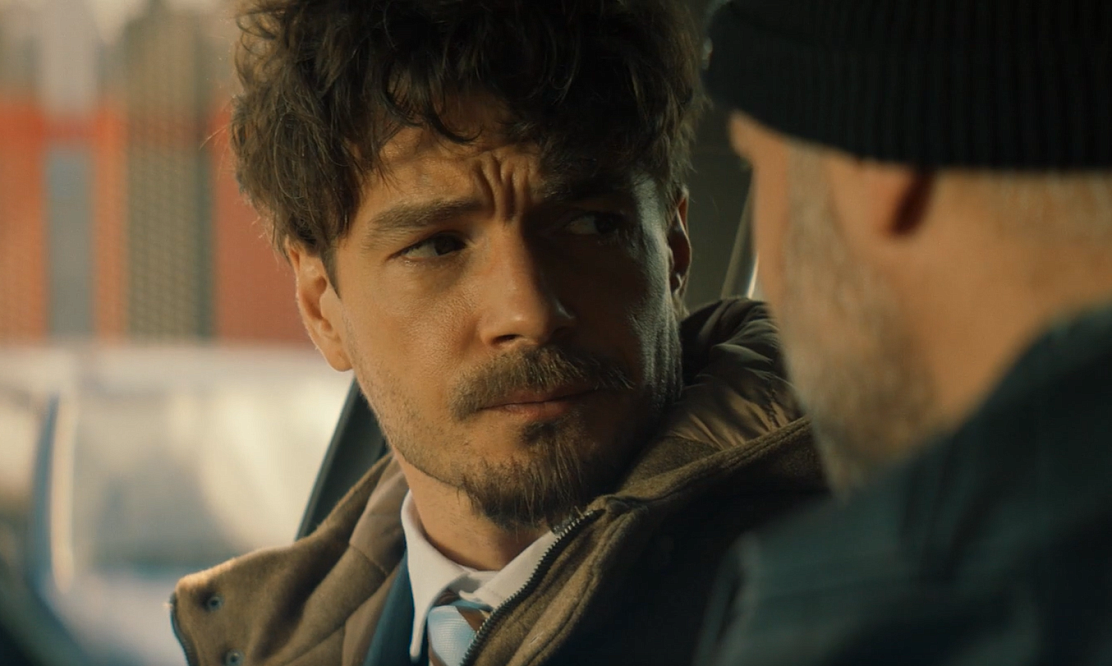 Матвеев играет две роли: премьера сериала «Чужие деньги» состоялась 15 мая на START