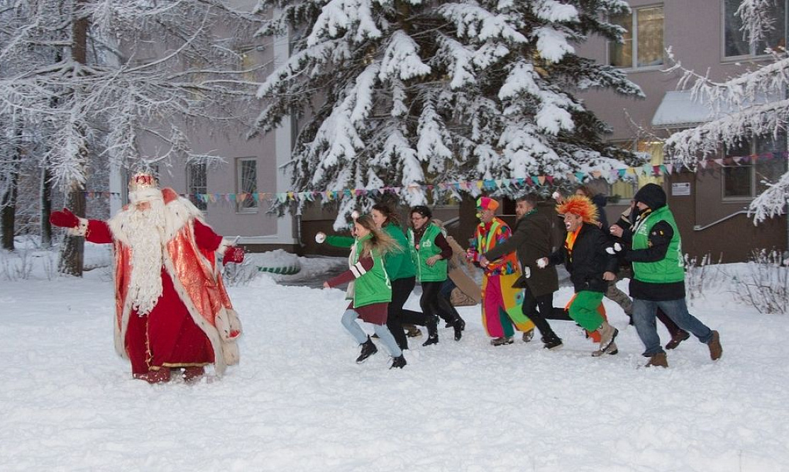 Помогает и дарит праздник