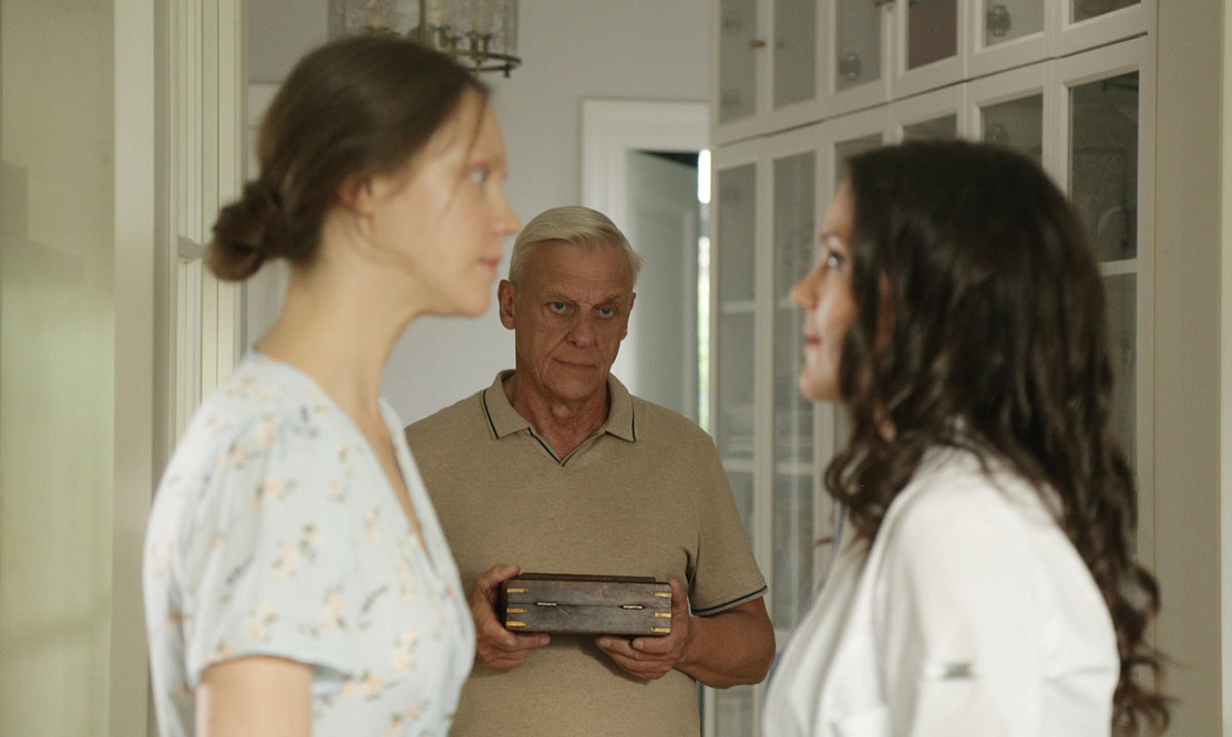 На телеканале «ТВ Центр» выходят новые детективы «Стряпуха» и «Семейный подряд»