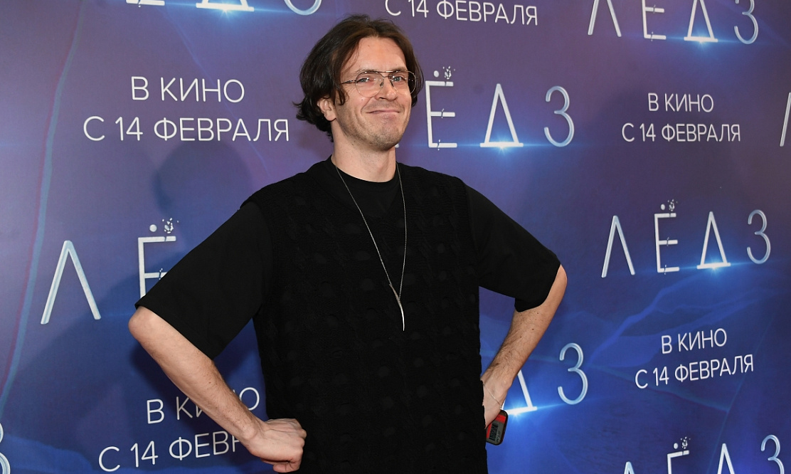 Актер и участник шоу «Импровизаторы» Арсений Попов рассказал о травме в новом сериале «Период полета»