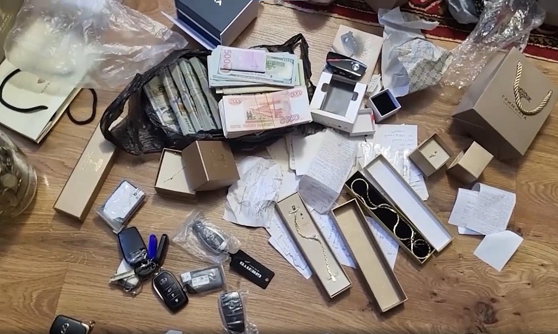 На РЕН ТВ выходит новое документальное расследование «Коррупционеры. Время истекло»