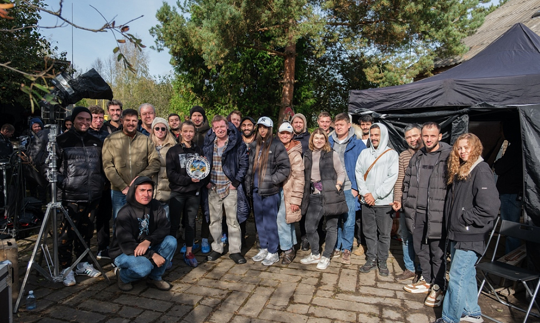 Возраст любви не помеха: начались съемки комедийного сериала «Макрон» с Мариной Александровой и Кузьмой Сапрыкиным