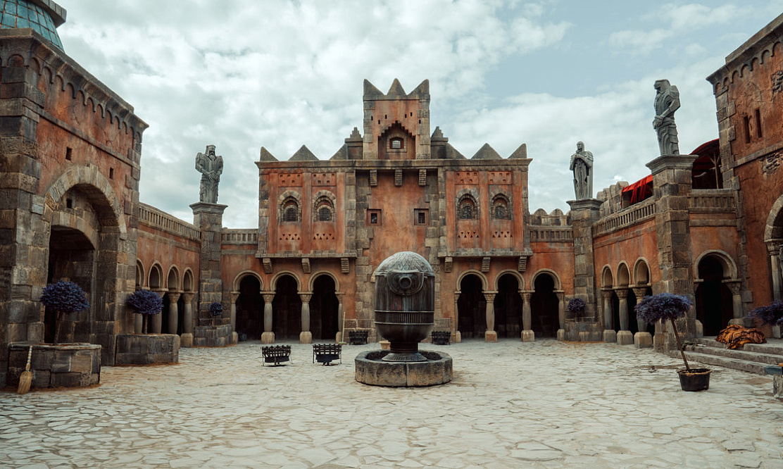 НТВ раскрыл подробности каста и показал эксклюзивные кадры Арканара со съемок сериала «Трудно быть богом»