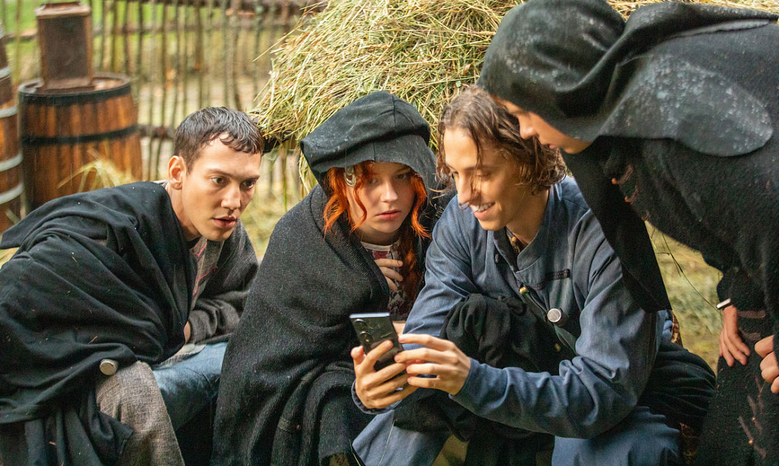 На примере сериала «Казачок» канала ТНТ: смартфон в крепостной избе: изменил бы гаджет ход истории?