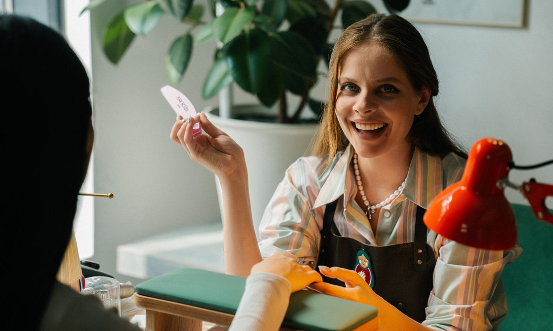 Гель. Типсы. Шипы. Актриса Ангелина Пахомова – о принятии себя и сериале «Мистер Ноготь» на СТС