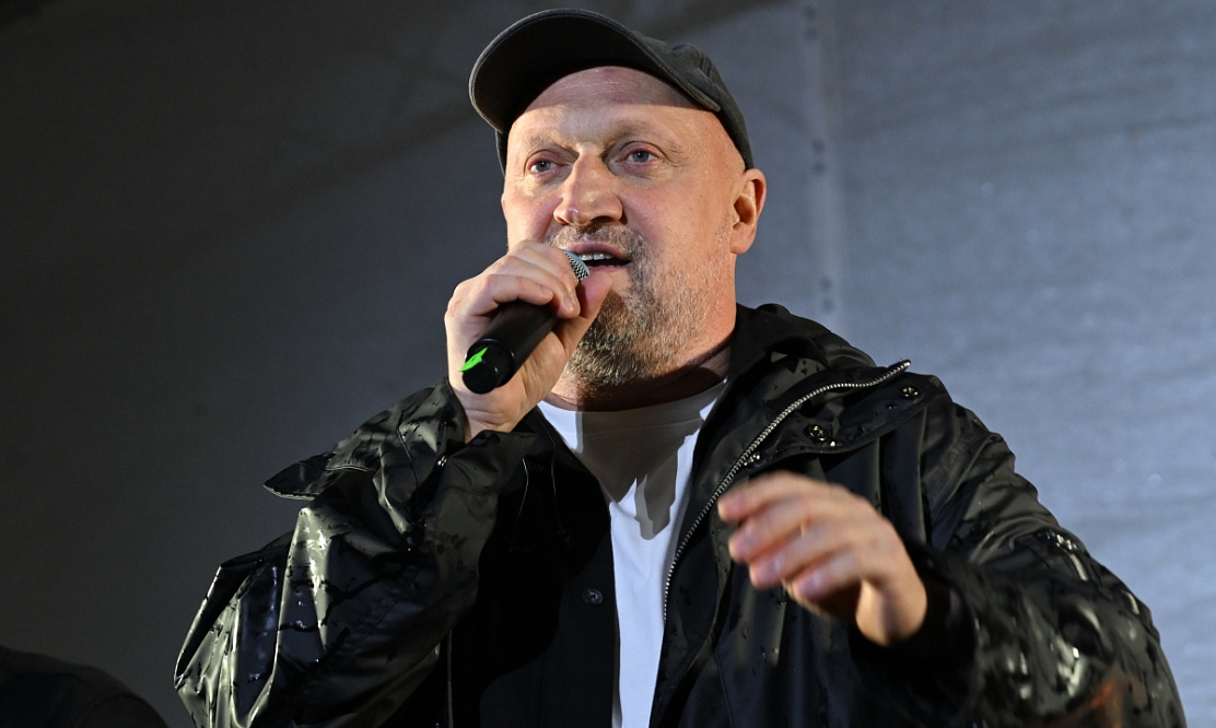 Под рабочим названием «18 –»: Гоша Куценко снимет фильм о «вечных детях», основанный на реальных судьбах