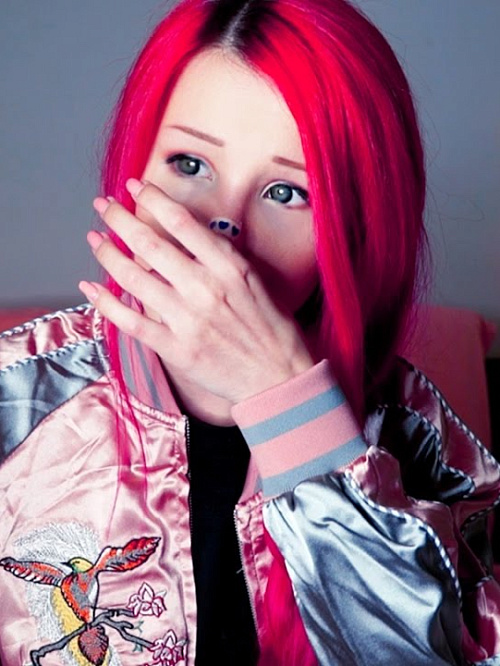 Артынан ұлы кірген кезде еден жуып жатқан анасы түсірілген порно видео