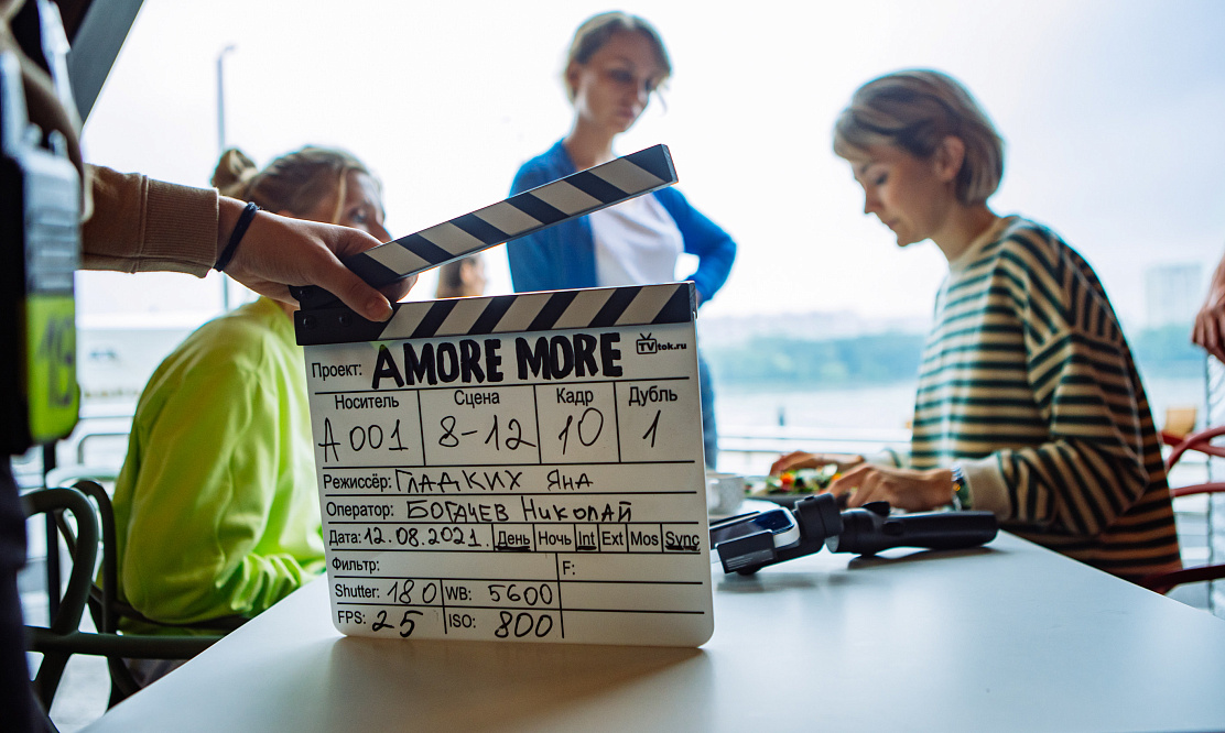 Яна Гладких снимает сериал про открытые отношения «Amore More» с Урсуляк и Бурковским в главных ролях