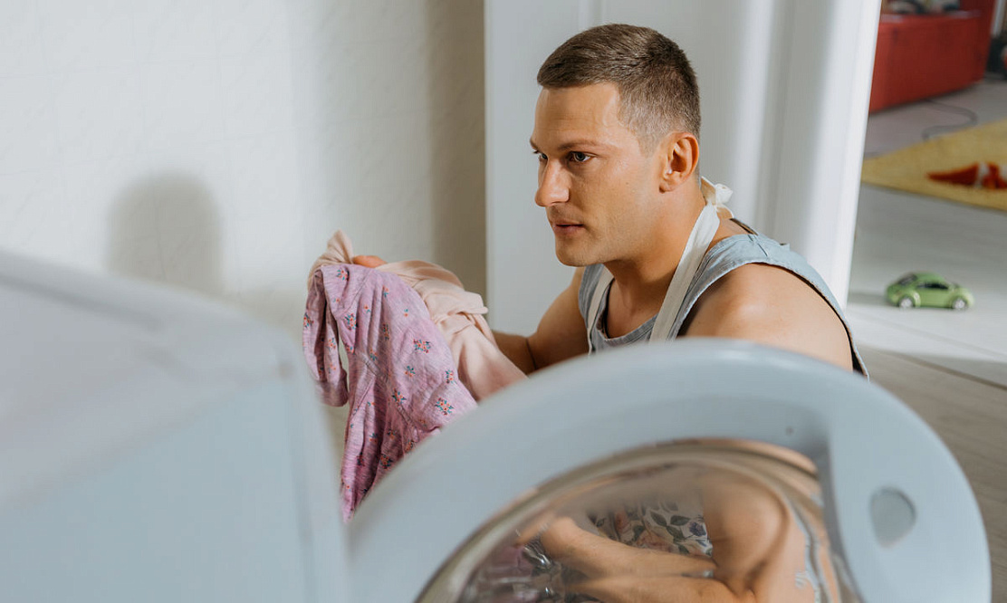 Коп – нянька: на СТС стартует комедийный сериал «Домохозяин» с Павлом Чинаревым