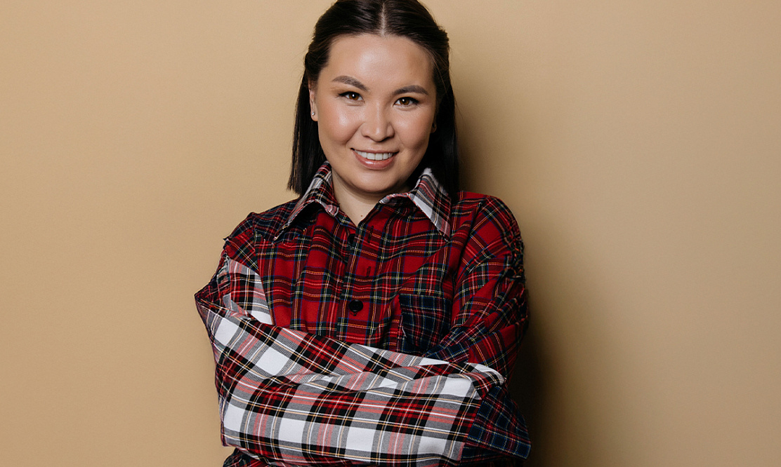 Посмеяться от души: сценарист и стендап-комик Сауле Юсупова выступит в Санкт-Петербурге