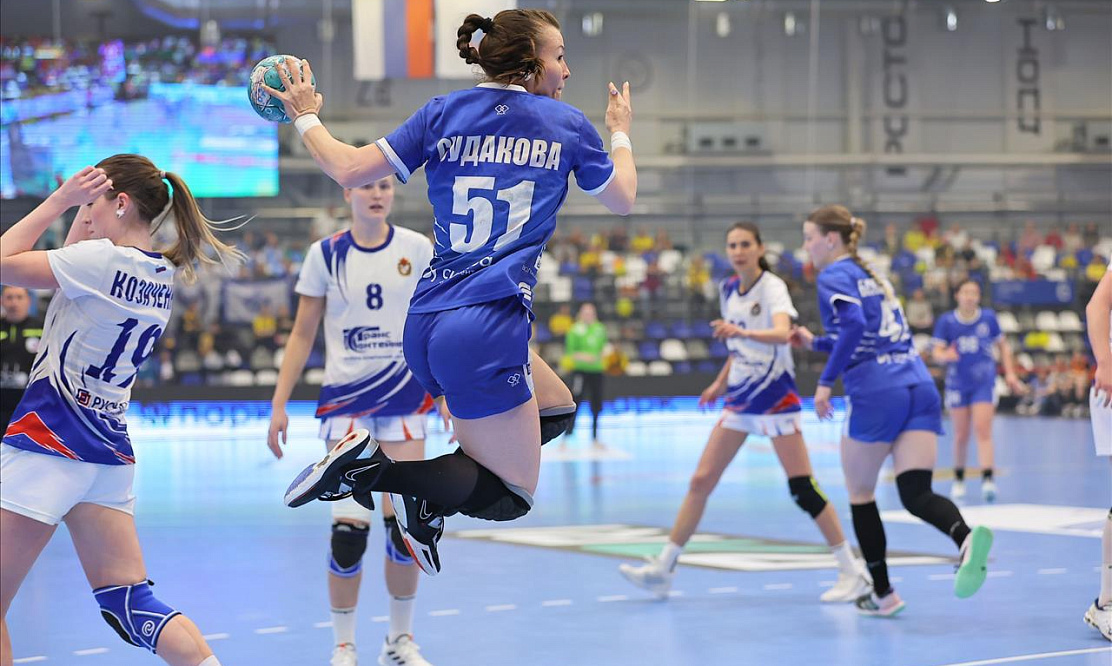 Чемпионки против самого успешного клуба: смотрим четвертьфинальный матч женского чемпионата России по гандболу ЦСКА – «Динамо-Синара» на канале «ТВ Спорт»