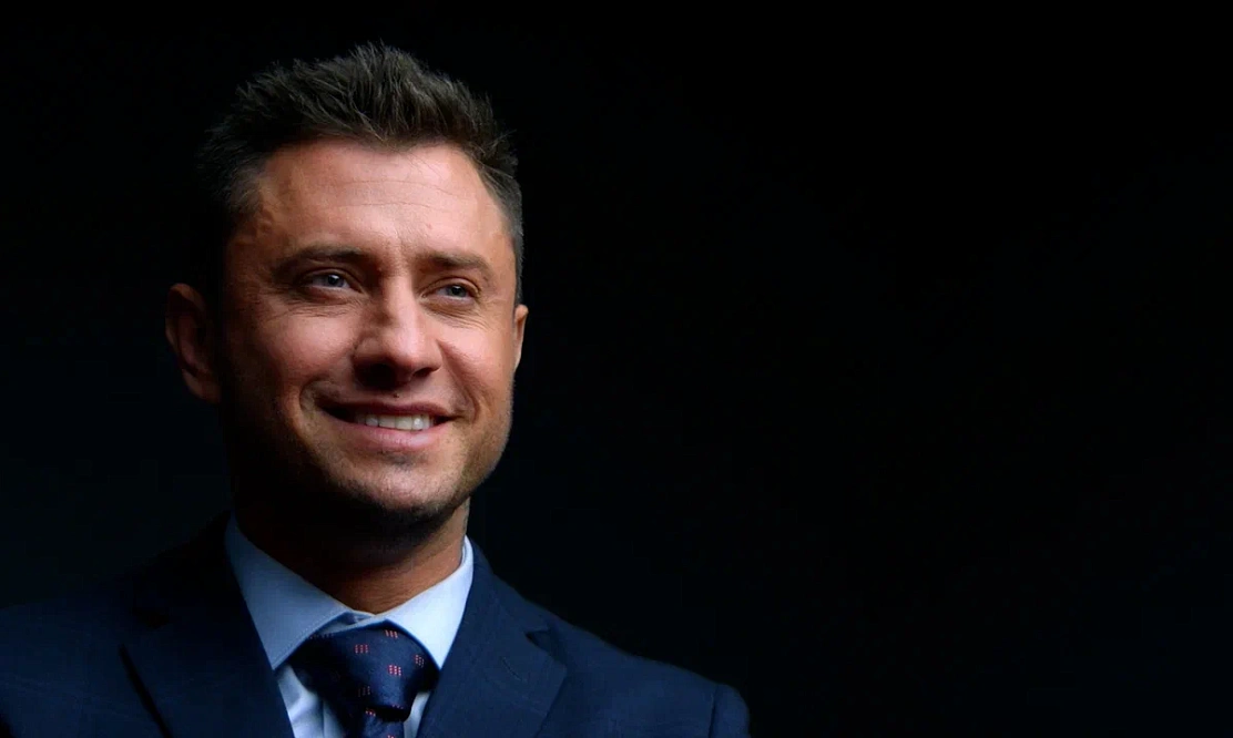 На Первом канале состоится телевизионная премьера комедии «Водитель-олигарх» с Павлом Прилучным