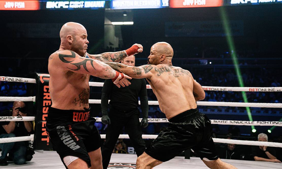 Реванш окровавленных ветеранов без перчаток: смотрим турнир Bare Knuckle FC 33 на голых кулаках на «МАТЧ!»