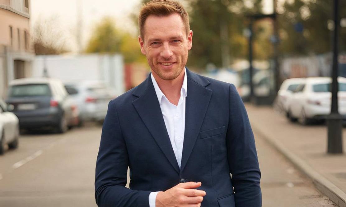 «Разграничиваю работу и реальную жизнь»: Олег Назаров – о творческих задачах, благотворительности, отдыхе и новом сериале с его участием «Вспоминай меня»