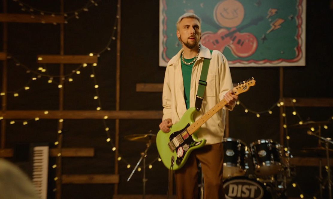 Как не перегореть на работе: на «ЧЕ!» выходит премьера скетч-шоу «Офисные фениксы» с Максом из «+100500»