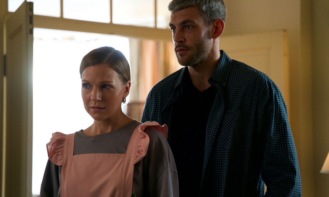 На телеканале «Россия 1» выходит новый сериал «Ложная тревога» с Даной Абызовой и Сергеем Перегудовым