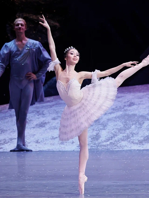 Qizil qalpoqcha porno oyin