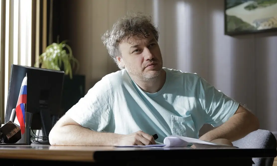«Нет четкой поляризации на белое и черное»: режиссер сериала «Все как у людей. Продолжение» Кирилл Седухин – о свободе, смыслах и решениях