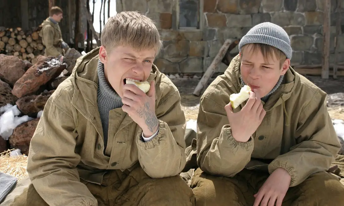 Уголовники-малолетки против фашистов: военно-приключенческая драма «Сволочи» на канале «День Победы» показывает, как юные арестанты готовятся попасть в тыл к врагу