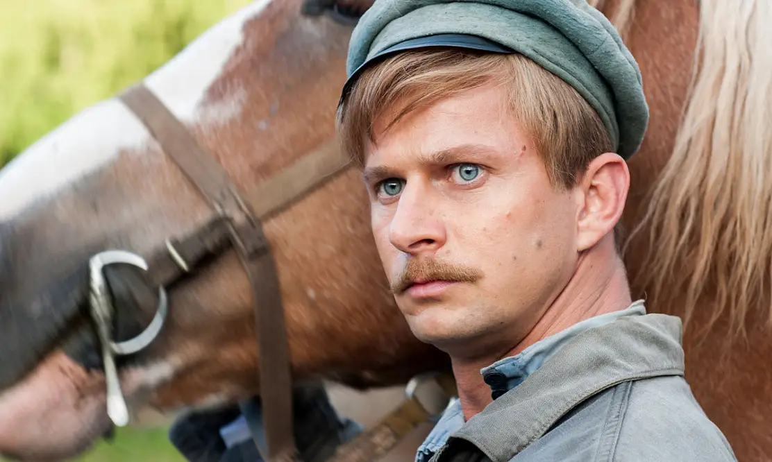 Первый канал определился с датой премьеры в эфире сериала «Два берега» с Аглаей Шиловской и Романом Курцыным